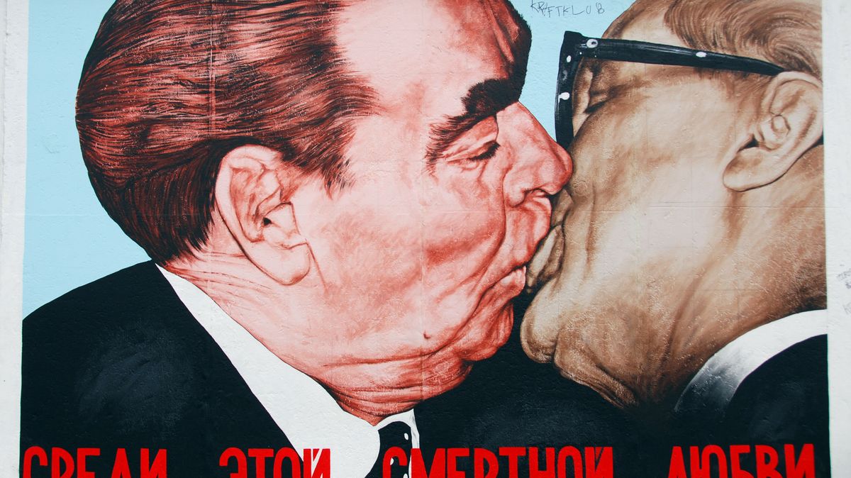 Zemřel autor slavného graffiti s polibkem Brežněva a Honeckera